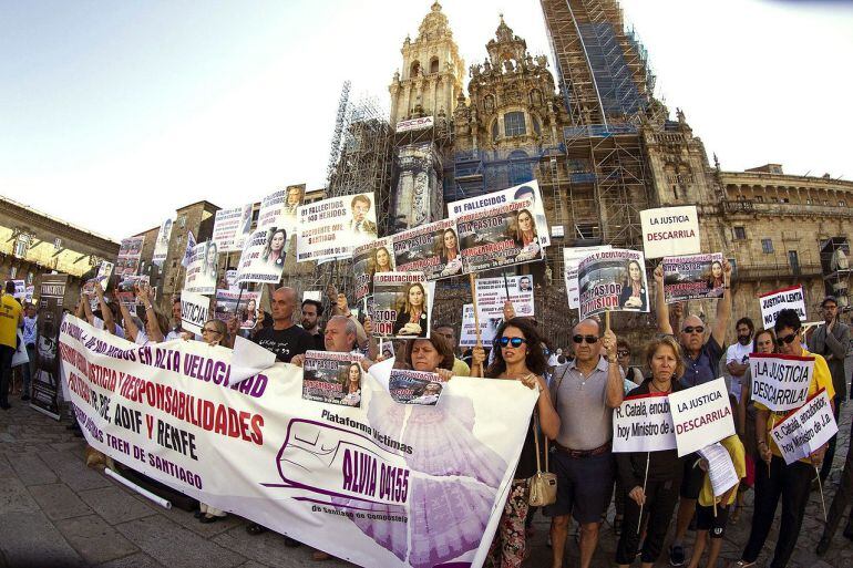 Manifestación de la plataforma de víctimas del Alvia en la plaza del Obradoiro, en Santiago de Compostela.