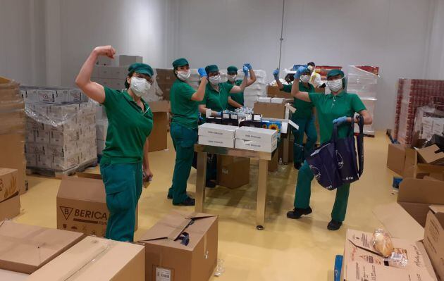 Interior de las instalaciones del Grupo Ybarra con los voluntarios trabajando en las bolsas