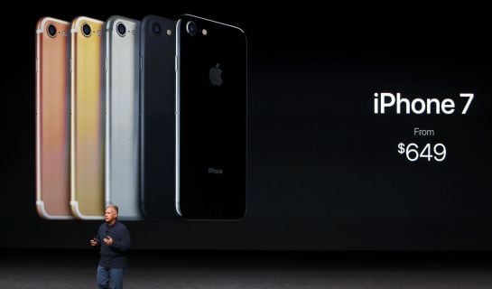 Phil Schiller presentando los cinco nuevos modelos de iPhone 7.