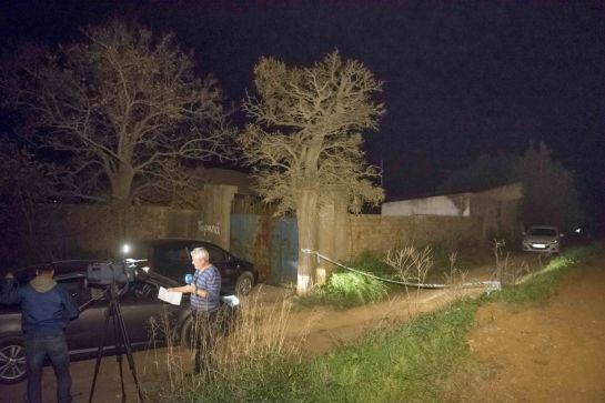 Varios periodistas en las inmediaciones del lugar dondeuna mujer de 51 años ha fallecido en Pilas, tras sufrir un fuerte golpe en la cabeza cuando entraba en el inmueble en el que se encuentra su domicilio