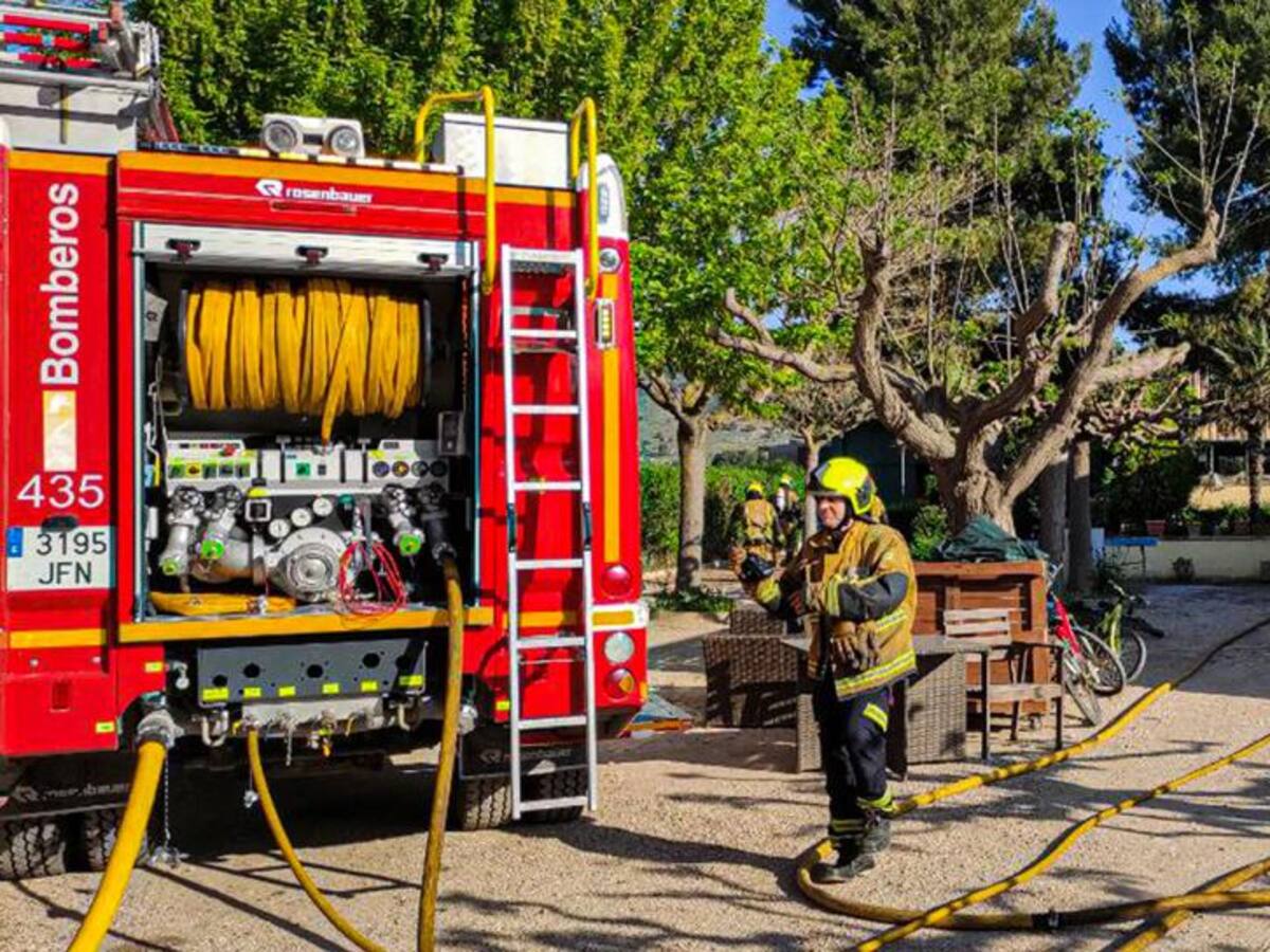 Un incendio afecta a una nave industrial en el paraje Cascante, en Villena