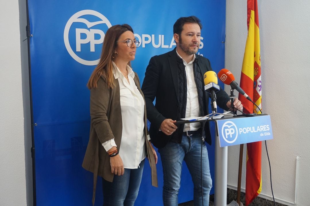 Manuela Soriano, nueva candidata en la lista electoral del PP de Elda, y Francisco Muñoz, portavoz del PP