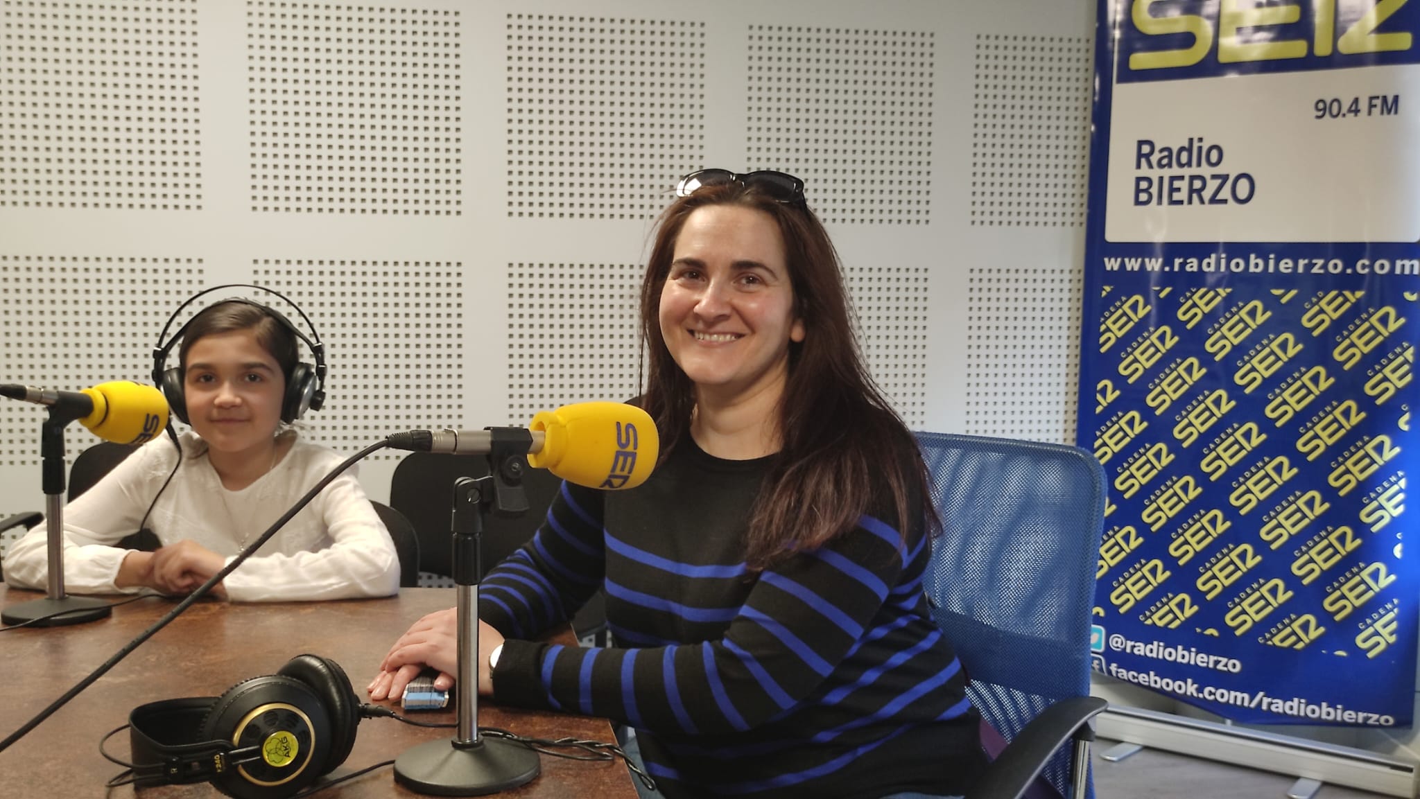 Carolina y su madre durante la entrevista en la cadena