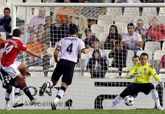 El méxicano ha sido el autor del único tanto del Valencia 0 - Manchester United 1