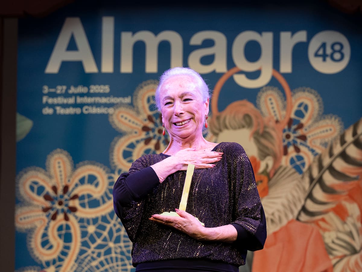 Cristina Hoyos recibe emocionada el Premio 'Corral de Comedias' y sorprende con estos versos sobre las tablas