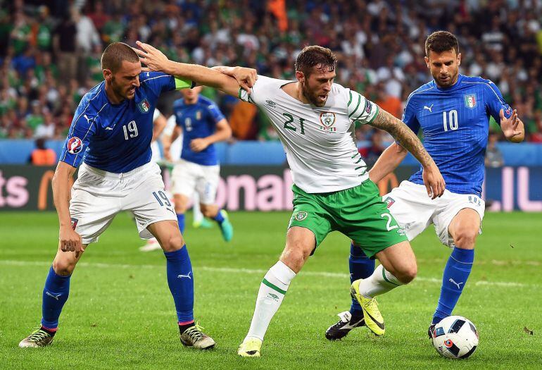 El mediapunta de Irlanda, Murphy, presionado por los jugadores italianos Motta y Bonucci.