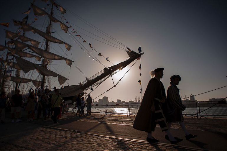 Actores callejeros caminan por el puerto de Cádiz durante la Gran Regata de 2016