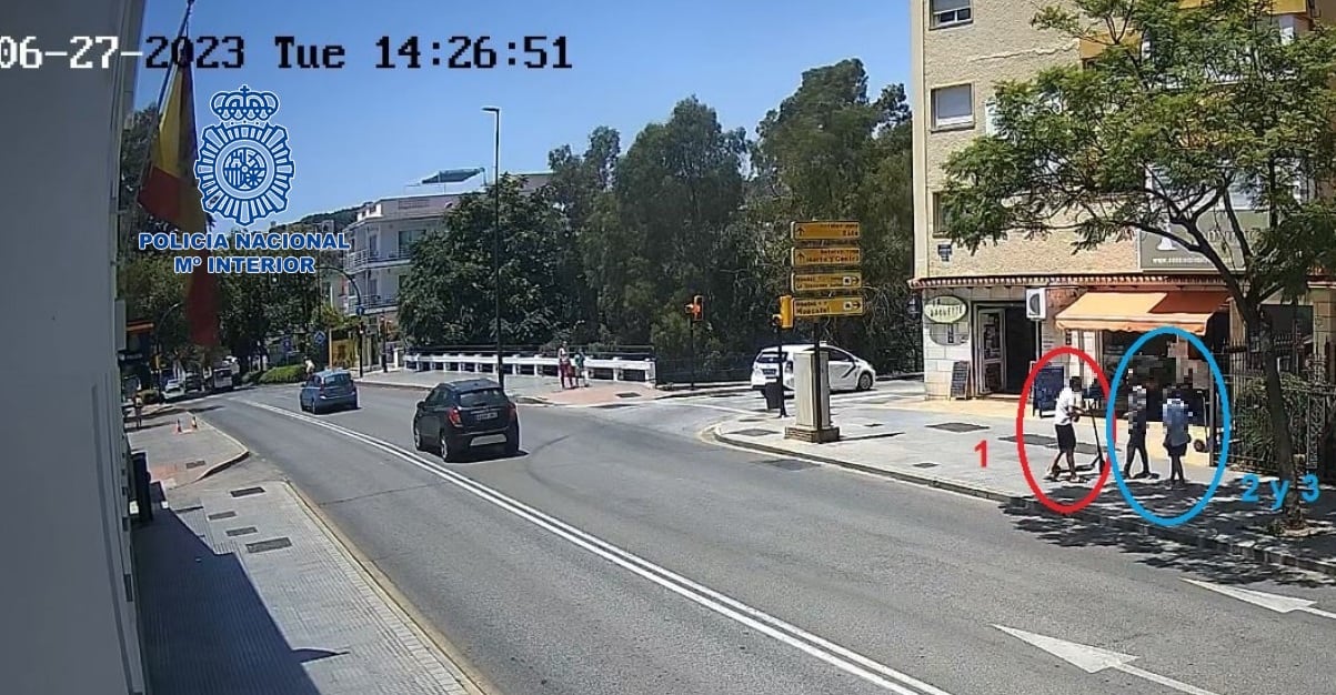 Momento del pase de droga frente a la Comisaría de El Palo en Málaga