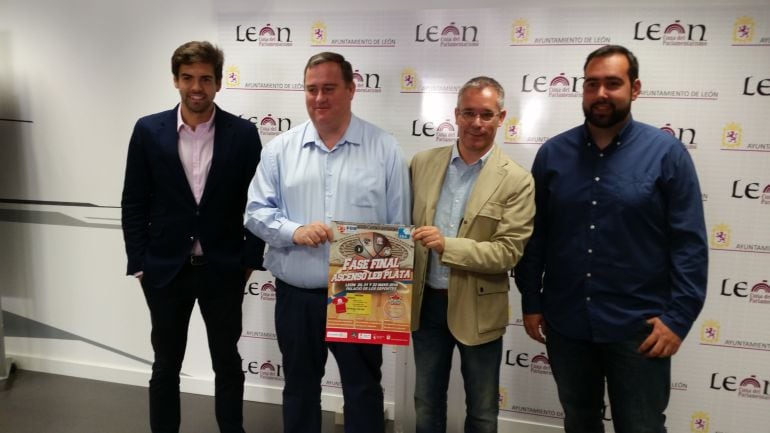 Miguel Ángel Rodríguez (segundo por la izquierda) confirmó la presencia de Agustinos en Liga Eba