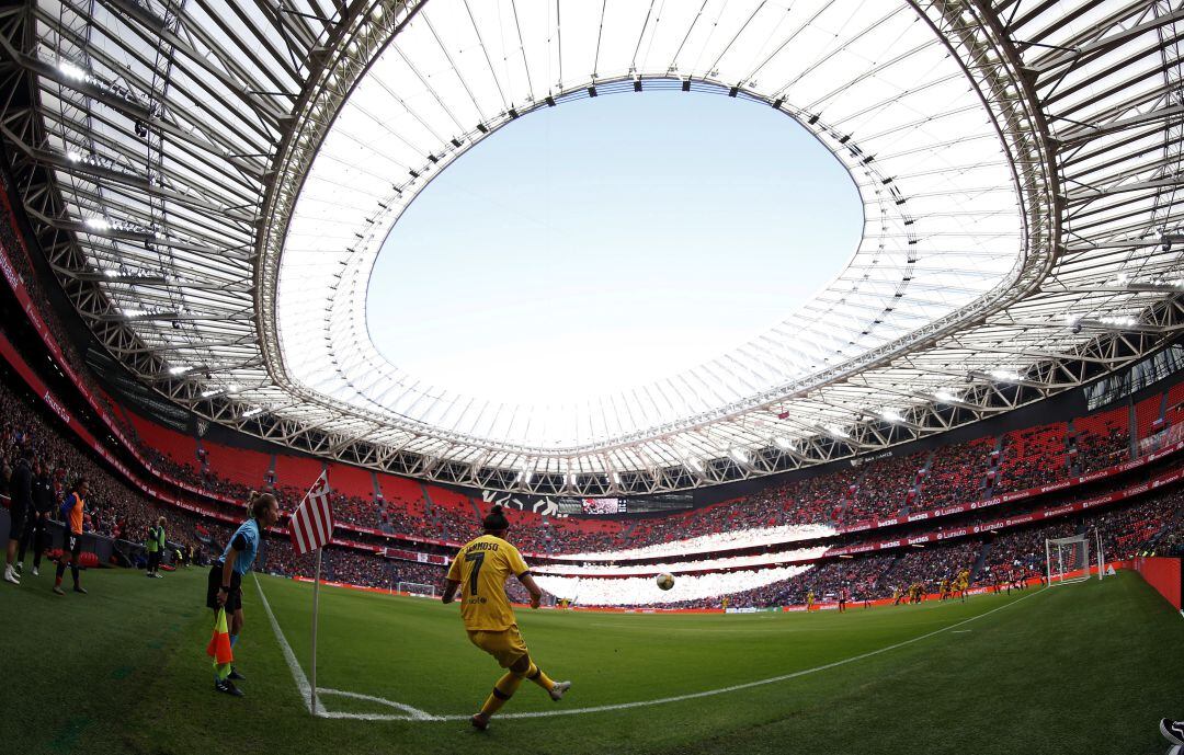 La jugadora del Barcelona, Jenni Hermoso (i), realiza un saque de esquina, durante el partido contra el Athletic correspondiente a la decimoquinta jornada de Primera Iberdrola disputado este domingo en San Mamés