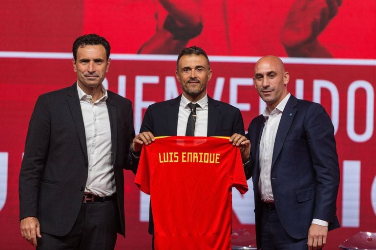 El presidente de la RFEF, Luis Rubiales y el director deportivo de la RFEF, José Francisco Molina, junto a técnico Luis Enrique