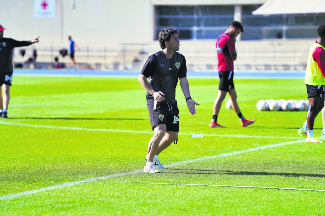 Rubi muy activo en el entrenamiento del Almería.