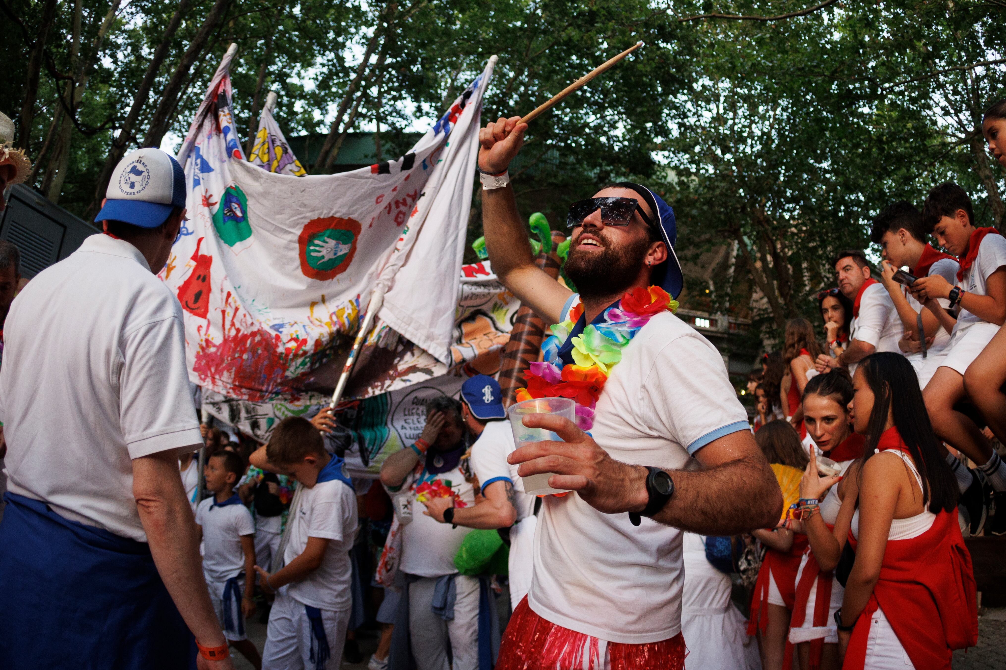 Ambiente de la salida de las Peñas de la Plaza de Toros de la Misericordia tras la corrida durante las fiestas de San Fermín en Pamplona