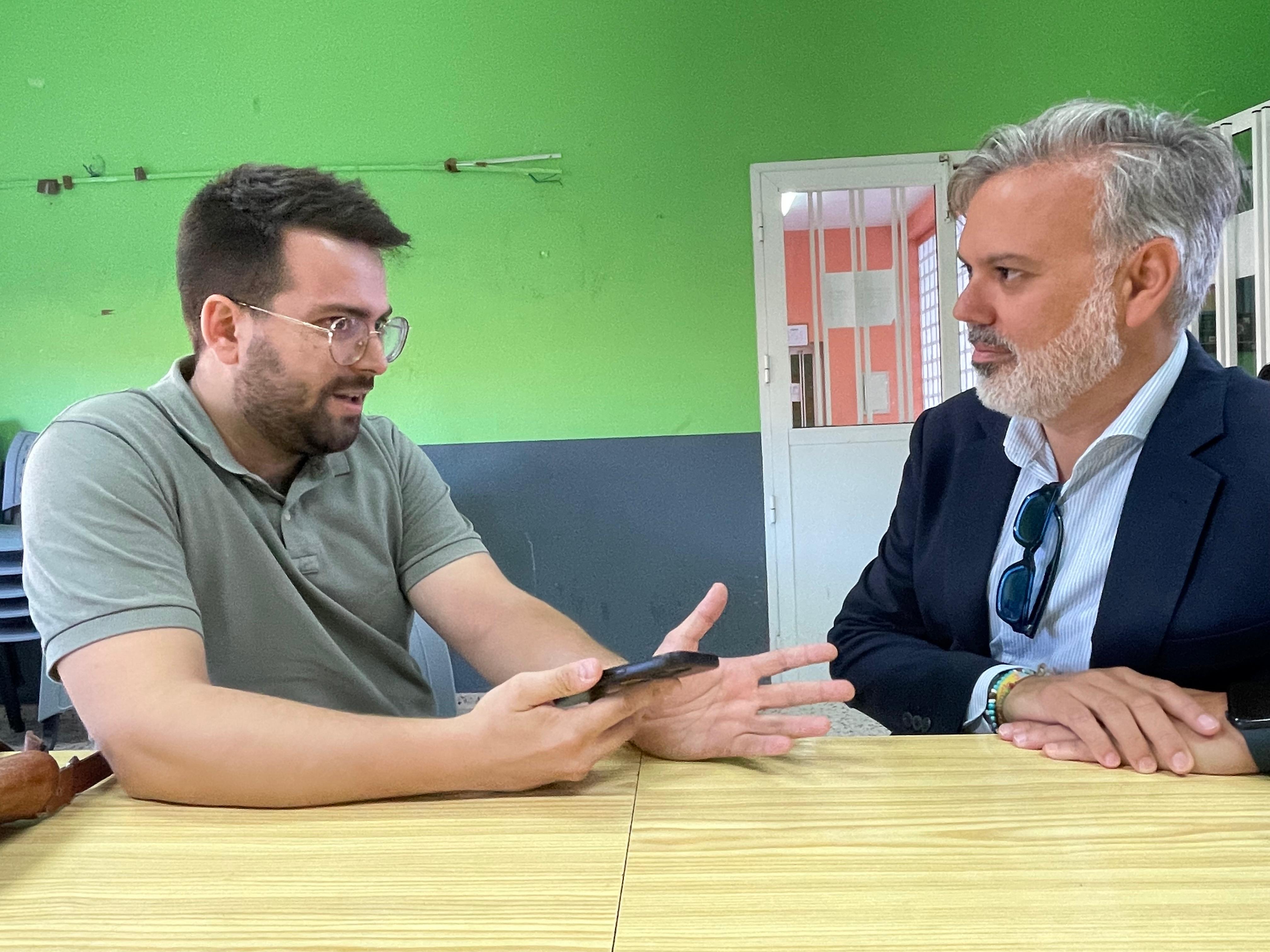 Fernando Pizarro (dcha.) momentos antes de ser entrevistado