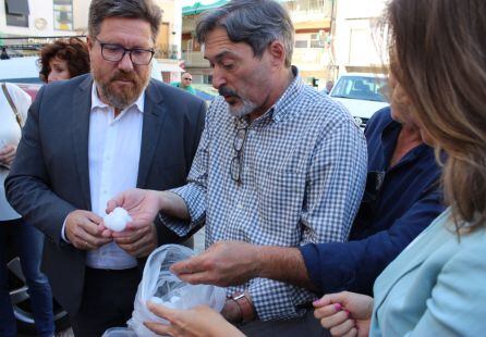 El consejero de agricultura, Rodrigo Sánchez Haro, ha visitado explotaciones agrarias afectadas a consecuencia de la tormenta de granizo en Alcaudete