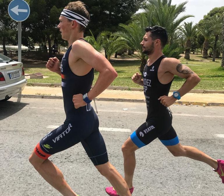 Corredores del equipo de triatlón de la Universidad de Alicante