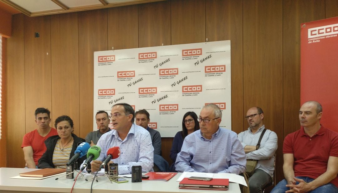 Julio Díaz ha comparecido acompañado por los delegados de CCOO en el Ayuntamiento de Ávila