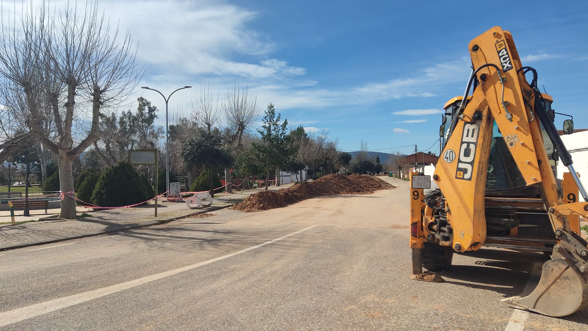 Dique de contención en la Avenida del Bullaque este domingo