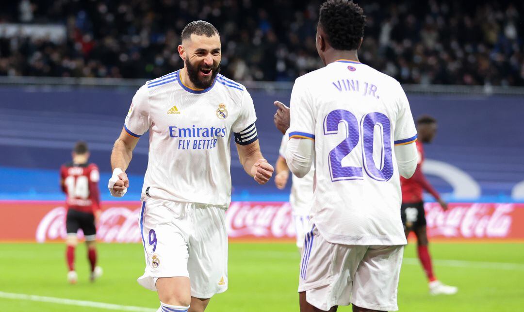 Benzema y Vinícius celebran un gol frente al Valencia