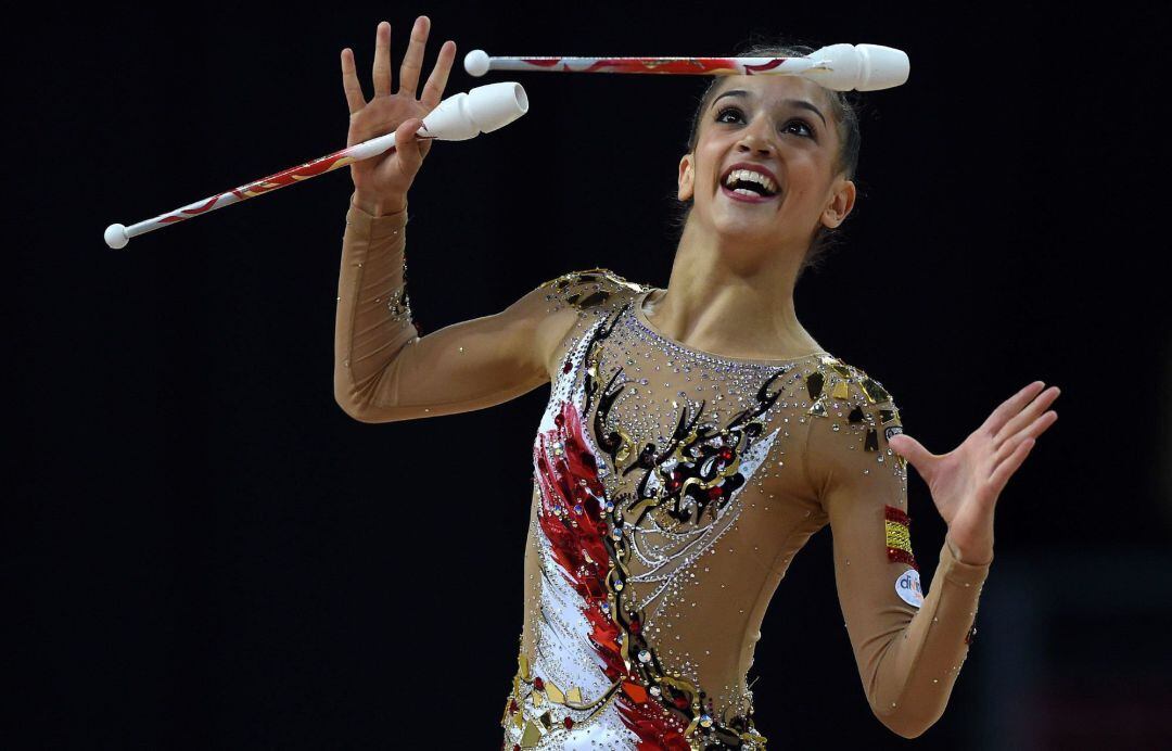  La gimnasta española Sara Llana realiza su ejercicio individual de mazas durante la ronda clasificatoria de los Campeonatos del Mundo.