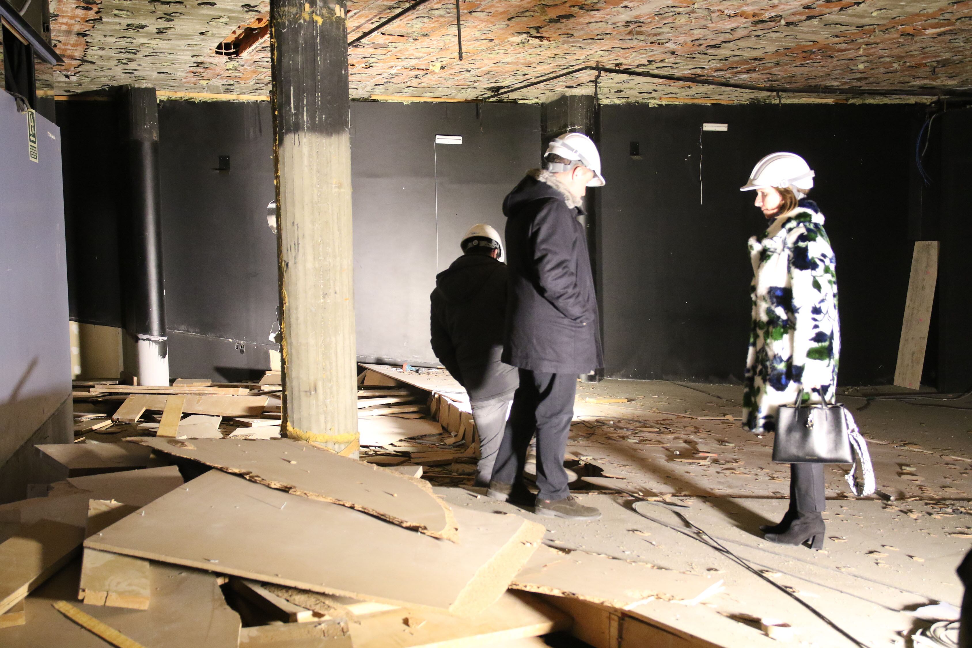 Els cònsols de Sant Julià visiten les obres de reconstrucció del Centre cultural després de l'incendi patit al novembre.