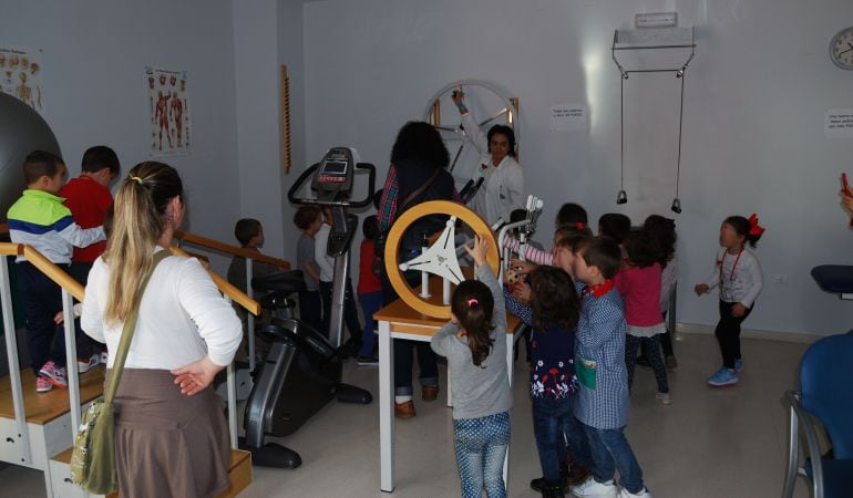 Momento de la visita de los escolares del Colegio &#039;Soriano Serrano&#039;