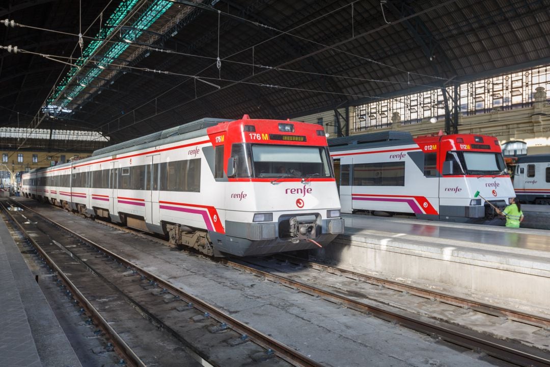 Dos trenes de Cercanías de Renfe, en la estación del norte de València. 