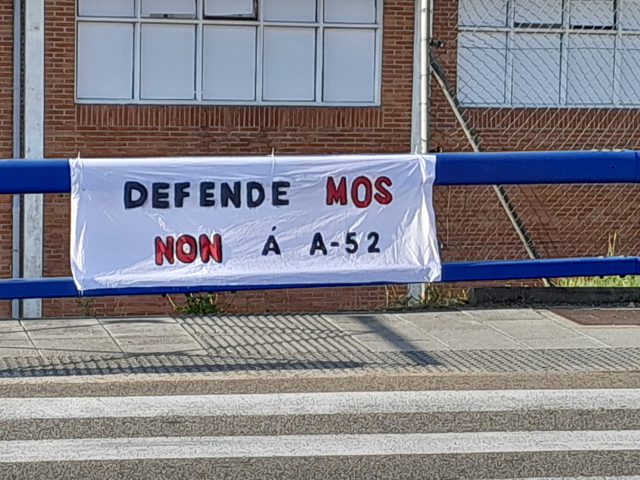 Cartel de DefendeMos sobre la autovía.