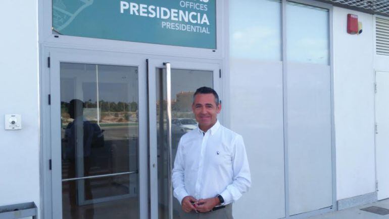 El presidente del Elche C.F. Diego García, en la puerta de acceso al Martínez Valero