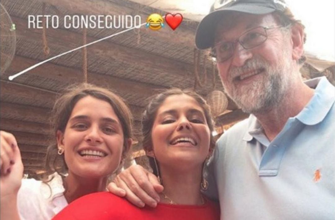 Un grupo de amigas celebra una despedida de soltera y se hacen una foto con Mariano Rajoy.