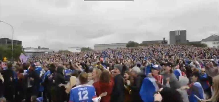 Aficionados de la selección de Islandia celebran la victoria ante Kosovo.