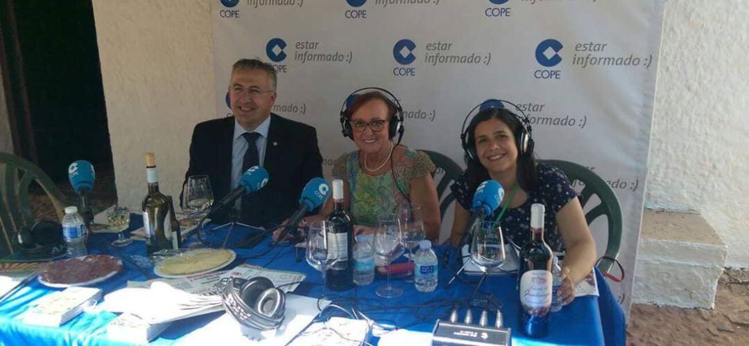 La periodista (centro) fue una de las voces más reconocidas de la radio en Ciudad Real durante medio siglo