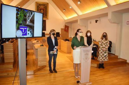 La alcaldesa, Eva María Masías, ha dado a conocer la noticia junto a la concejala de Participación Ciudadana y encargada de la Estrategia DUSI, Sara Martínez, la concejala de Sostenibilidad, Mariana Boadella y la técnica de la Oficina de Turismo, Antonia Serrano