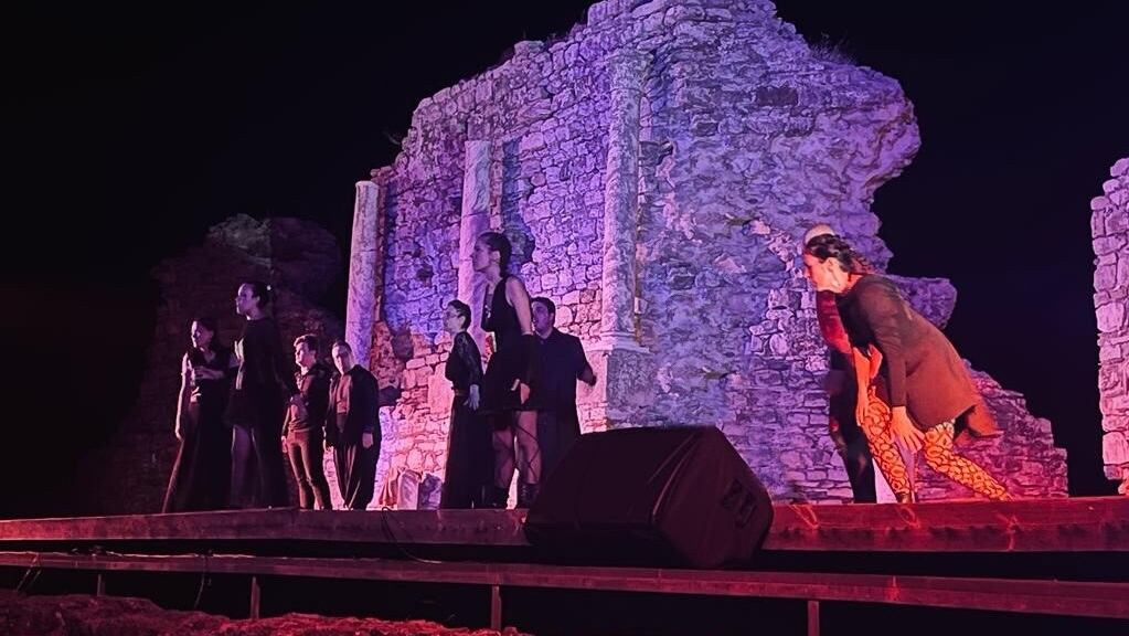 Escena de &quot;2500 años de Antígonas y Creontes&quot;,  a cargo de Tiflonuba Teatro.