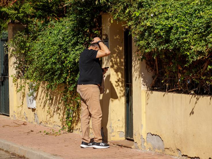 Familiares y amigos del joven de 18 años que ha muerto apuñalado en Palomares del Río, en el domicilio familiar de la víctima/EFE