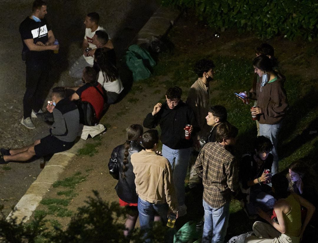 Archivo - Varios jóvenes consumiendo alcohol en la calle