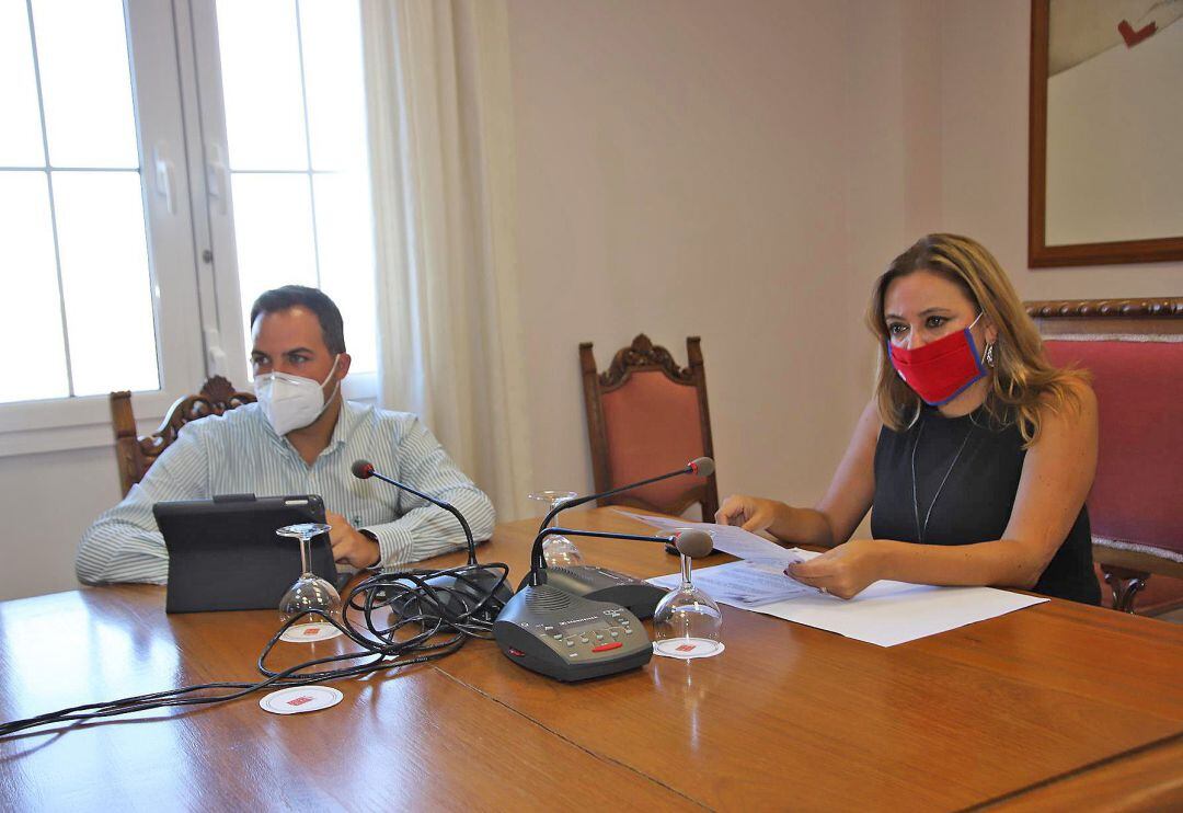 La presidenta del Cabildo de Lanzarote, María Dolores Corujo, junto al vicepresidente y consejero de Obras Públicas, Jacobo Medina.