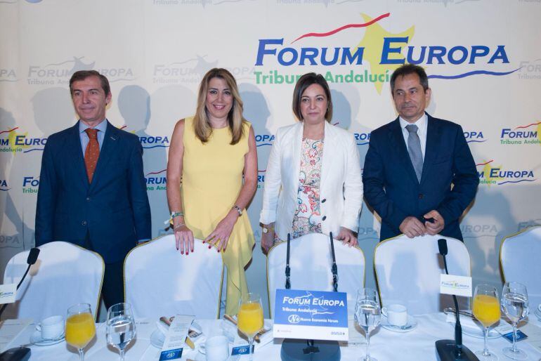 Isabel Ambrosio, antes de su intervención en el Forum Europa, junto a la presidenta de la Junta, Susana Díaz