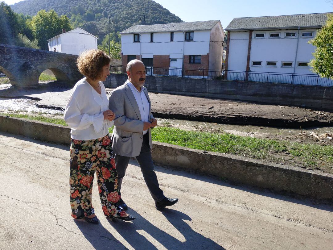 La alcaldesa, en la visita a Toral de Merayo del presidente de Confederación