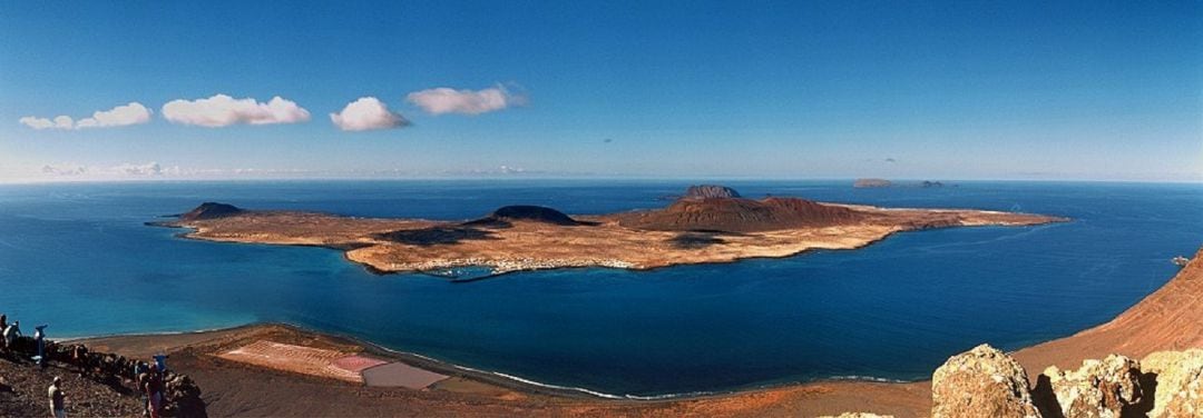 Vista aérea de La Graciosa desde el Mirador del Río. 