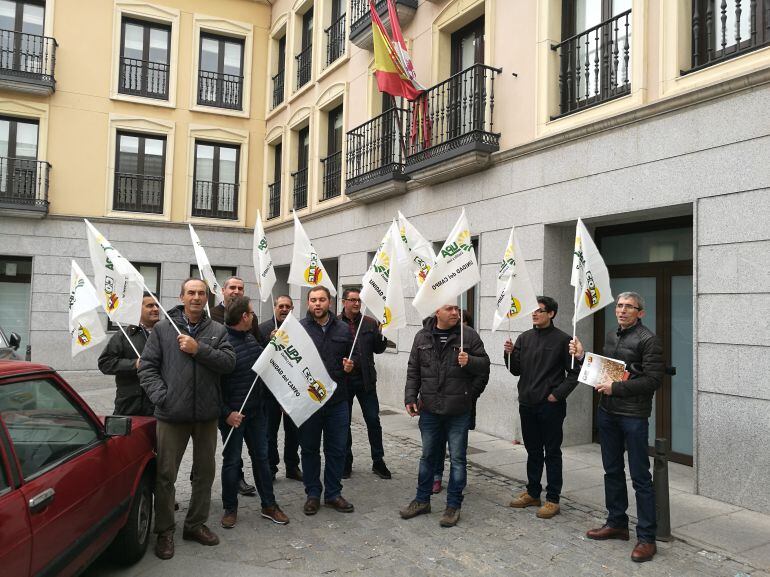 Agricultores y ganaderos de la coalición UPA-COAG a las puertas de la Delegación Territorial de la Junta 