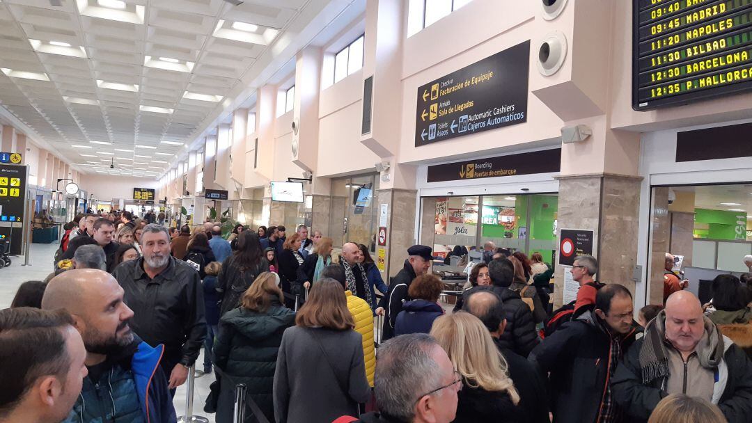 Pasajeros se agolpan en el aeropuerto de Granada durante el pasado puente de diciembre