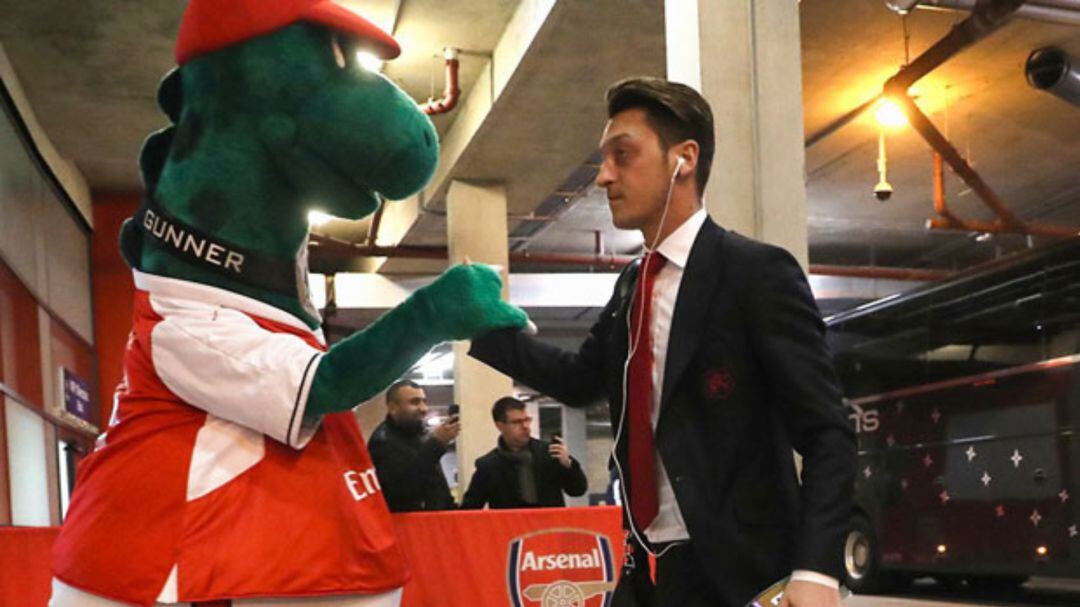 Özil saluda a 'Gunnersaurus'