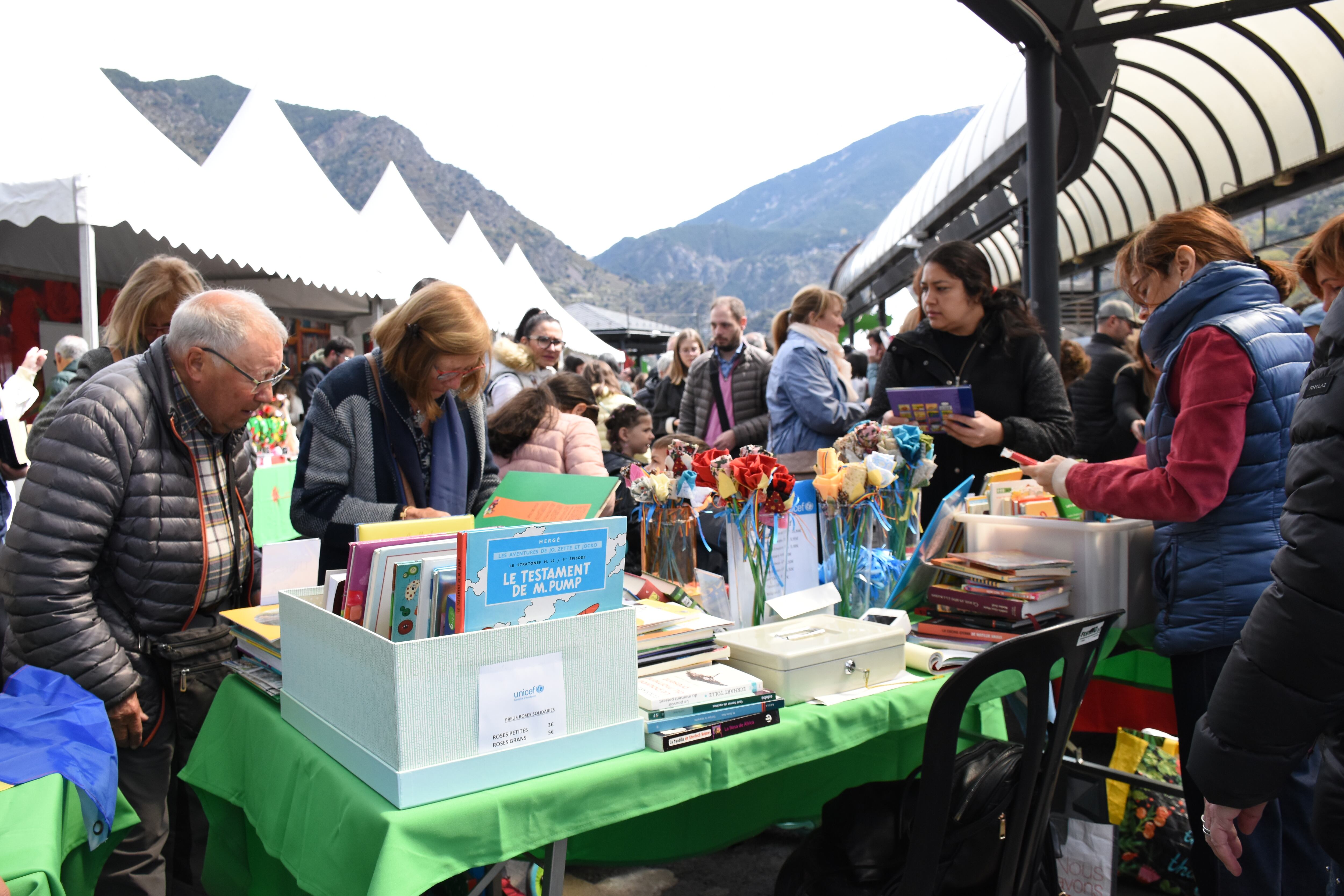 Compradors en una de les parades de llibres de la Plaça del Poble aquest Sant Jordi.