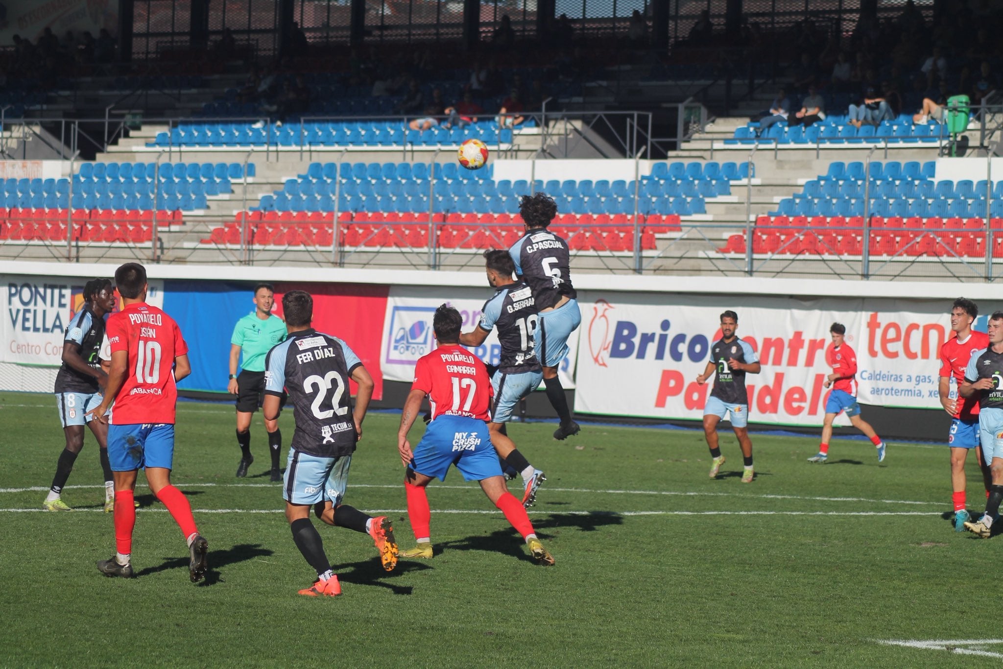 El capitán Carlos Pascual despeja un balón en el partido de ida, en O Couto