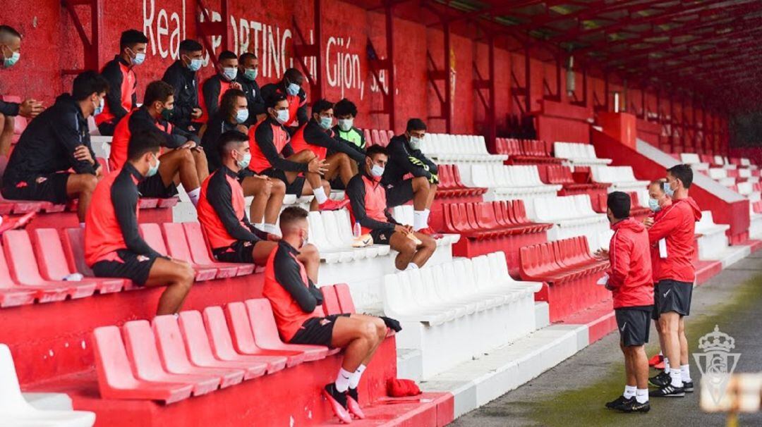 Un grupo de futbolistas del Sporting escucha las indicaciones de David Gallego