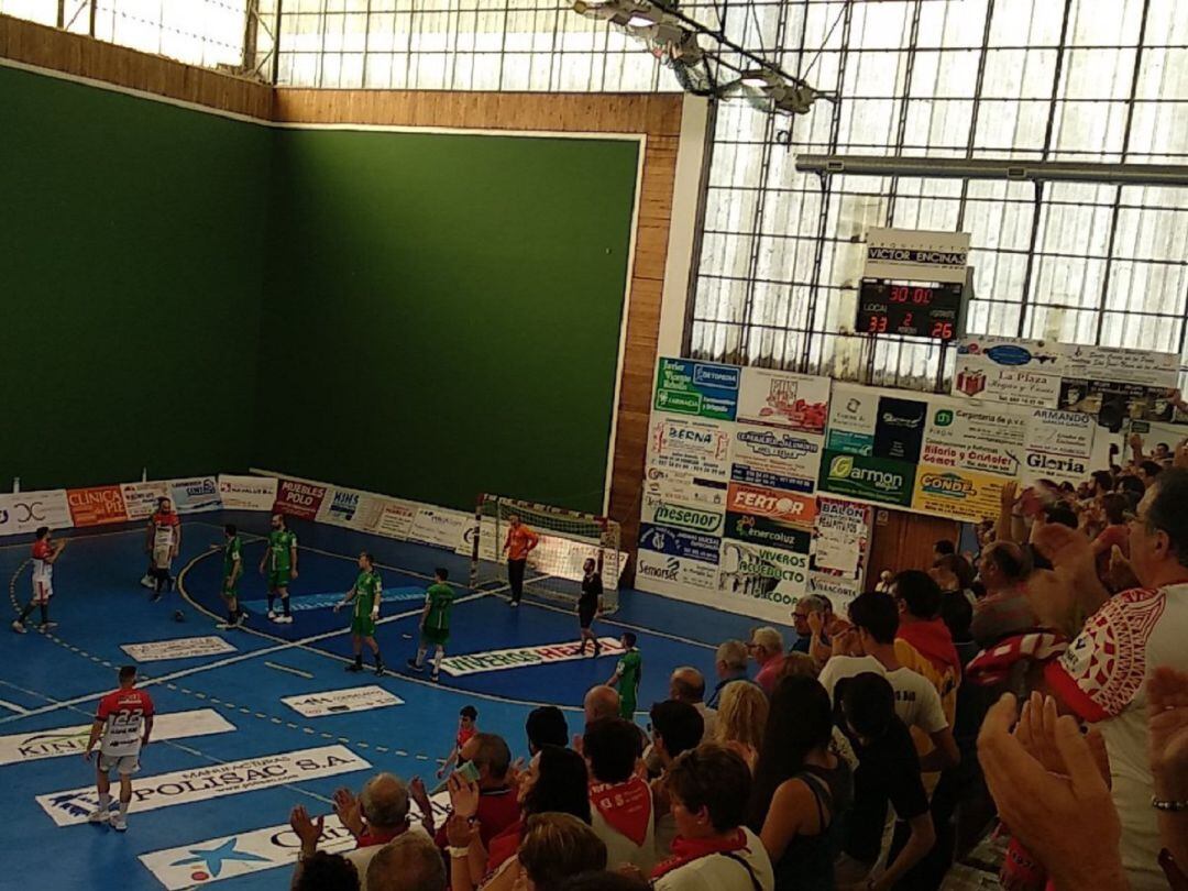 Gran ambiente en el primer partido de la temporada