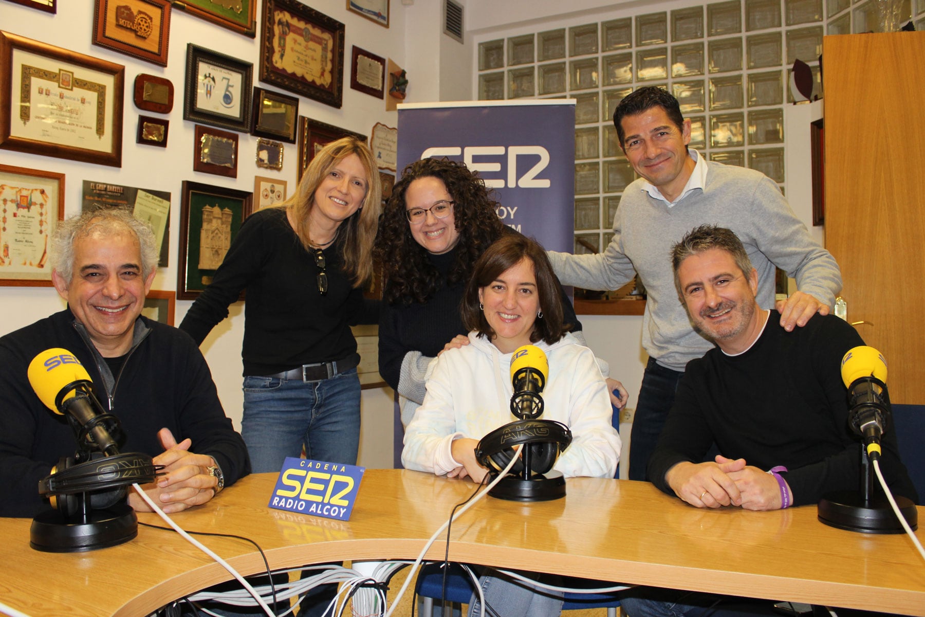 Sentados: Josep Alzamora, Mariola Reig y Toni Miranda, de pie: Vanessa Moltó, Desiré Doménech y Diego Ortiz, en el estudio central de Radio Alcoy,