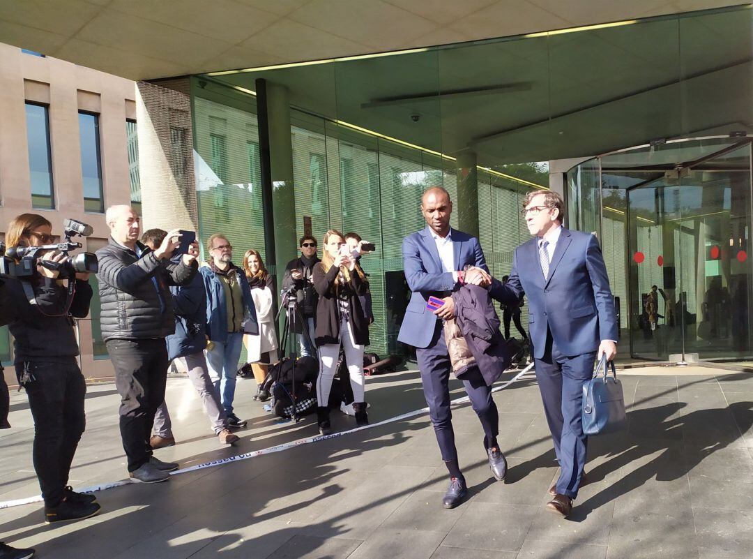 El director deportivo del FC Barcelona Éric Abidal y su abogado Carles Monguilod. 