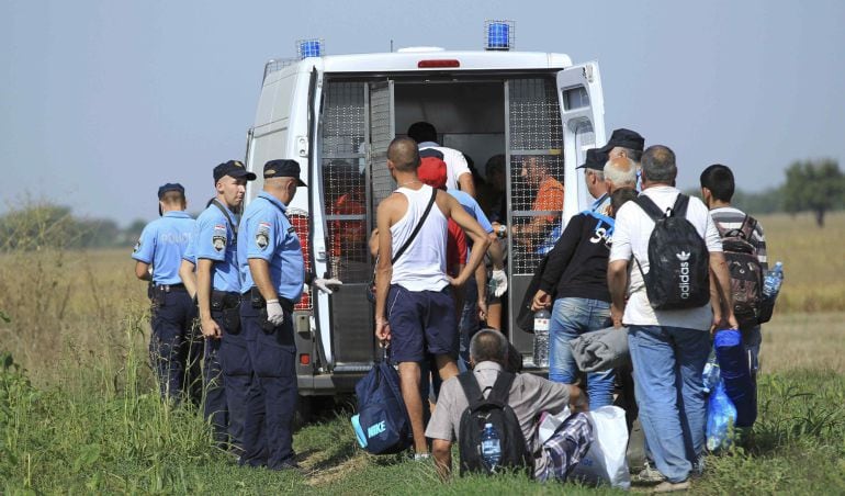 Un grupo de migrantes son interceptados por la policía croata cuando intentaba bordear la frontera de Serbia con Croacia.